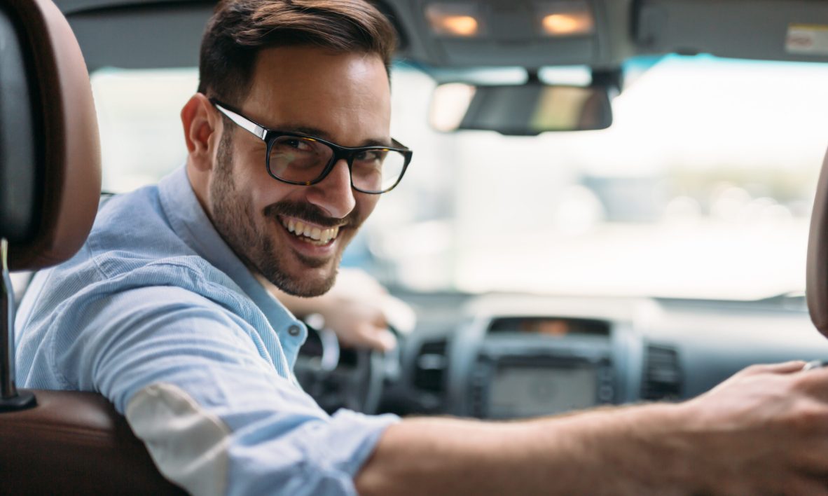 Autojuht naeratab kliendile